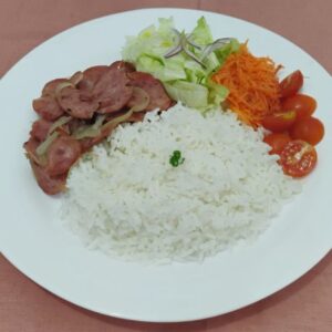 Calabresa Acebolada, Arroz e Salada - Casa do Sabor Caseiro