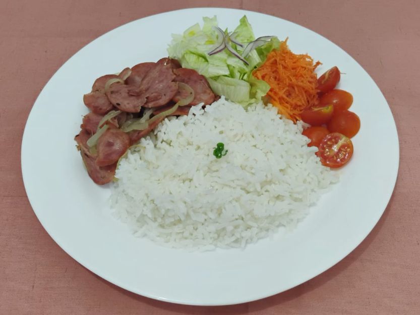 Calabresa Acebolada, Arroz e Salada - Casa do Sabor Caseiro
