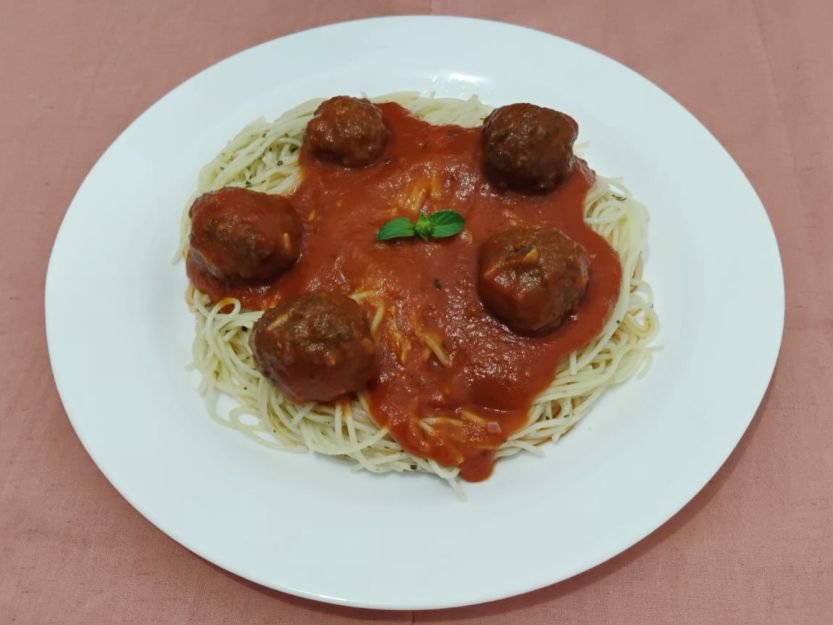 Macarrão Alho e Óleo com Almodegas ao Molho Sugo - Casa do Sabor Caseiro - Sorocaba Jardim Simus